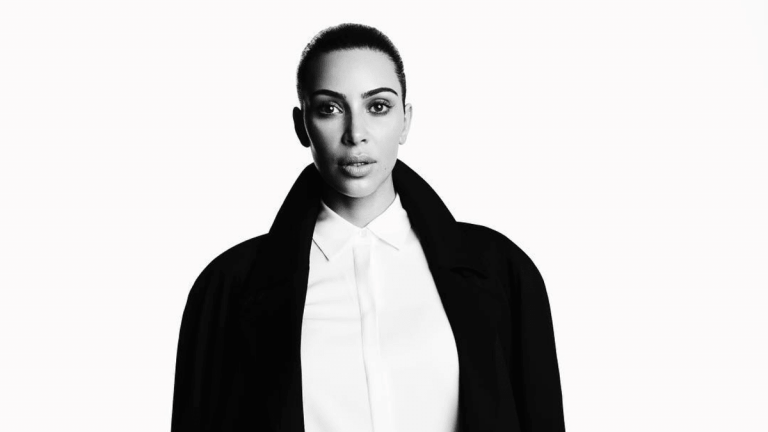 Kim Kardashian Criticada como Nova Embaixadora da Balenciaga e Lança Linha de Maquiagem SKKN BY KIM
